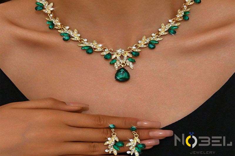 سرویس طلای زنانه با سنگ‌های قیمتی